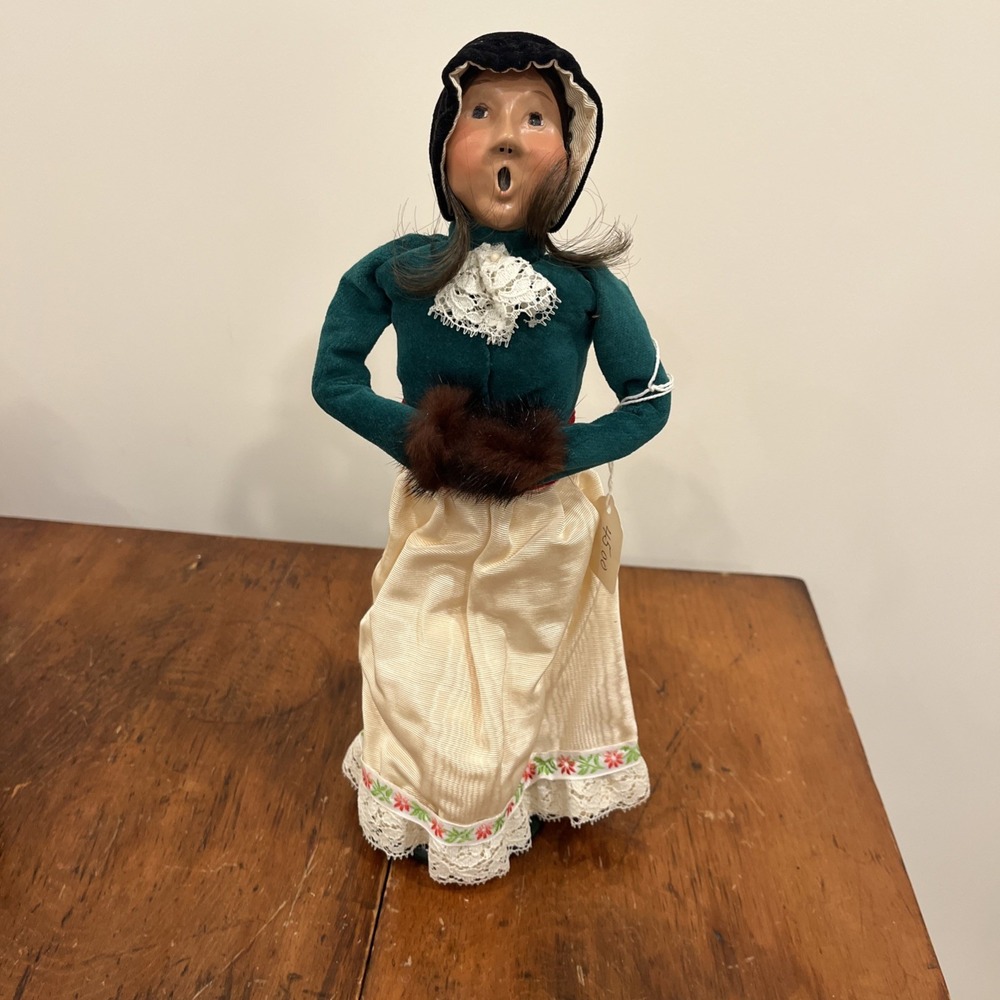 1992 BYERS CHOICE CHRISTMAS CAROLER Woman Long Brown Hair Green White Dress